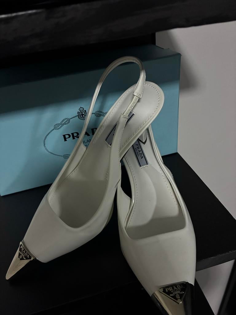 Prada slingback pumps wit, Ophalen of Verzenden, Zo goed als nieuw, Wit, Pumps