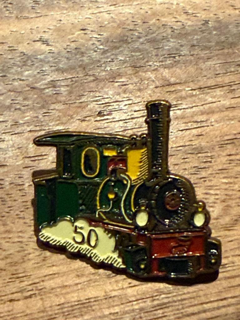 Efteling pin 50 jaar Stoommaatschappij, Verzamelen, Ophalen of Verzenden, Zo goed als nieuw, Button of Speldje