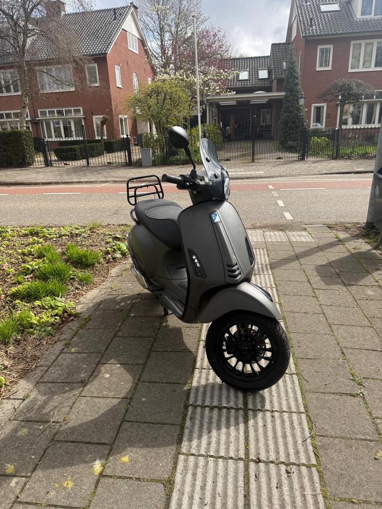 Vespa Primavera 2017 geel kenteken custom kleur, Ophalen of Verzenden, Zo goed als nieuw