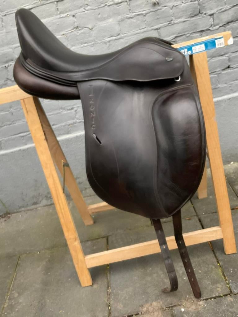 Ikonic 17,5 inch dressuur zadel dbruin, Dieren en Toebehoren, Ophalen of Verzenden, Zo goed als nieuw, Dressuur