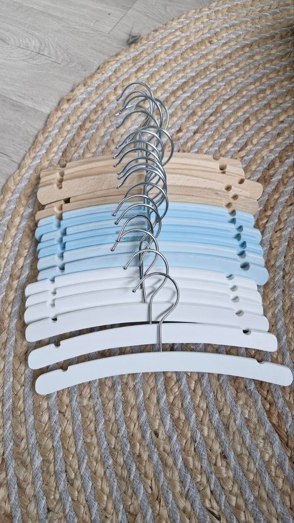 Houten baby kledinghangers in wit, blauw en naturel, Kleding | Dames, Kledinghangers, Ophalen of Verzenden, Zo goed als nieuw