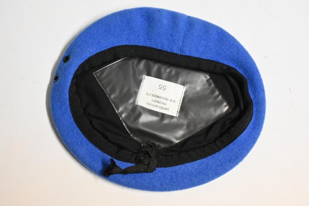 UN baret engeland blauwe baret VN, Ophalen of Verzenden, Landmacht, Engeland, Helm of Baret