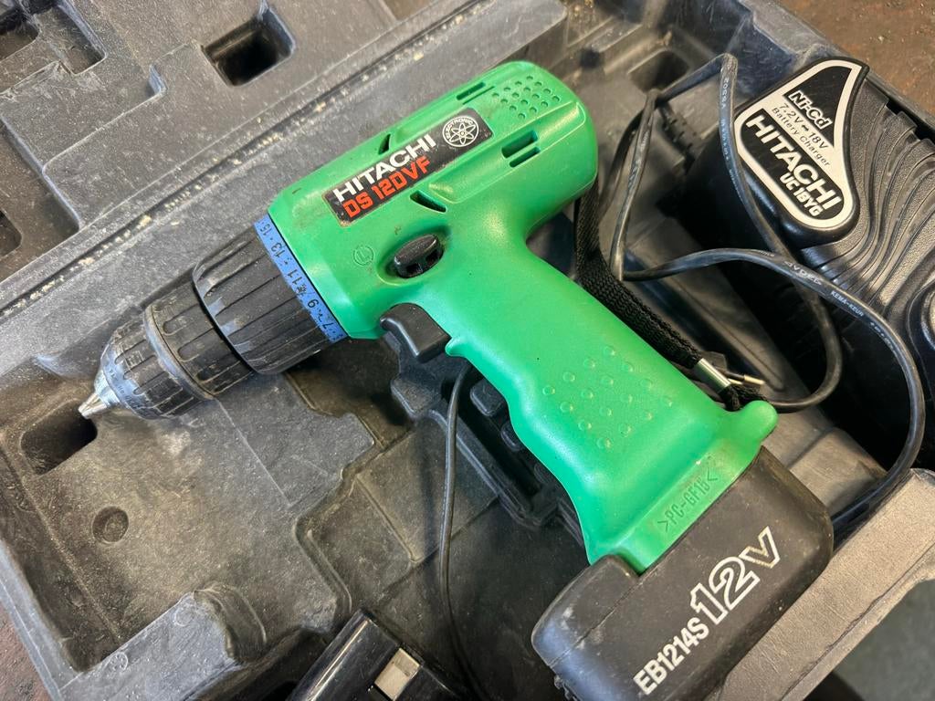 Hitachi DS 12DVF Accuboormachine met lader en 2 accu's, Gebruikt, Variabele snelheid, Ophalen of Verzenden, Boor- en Schroefmachine