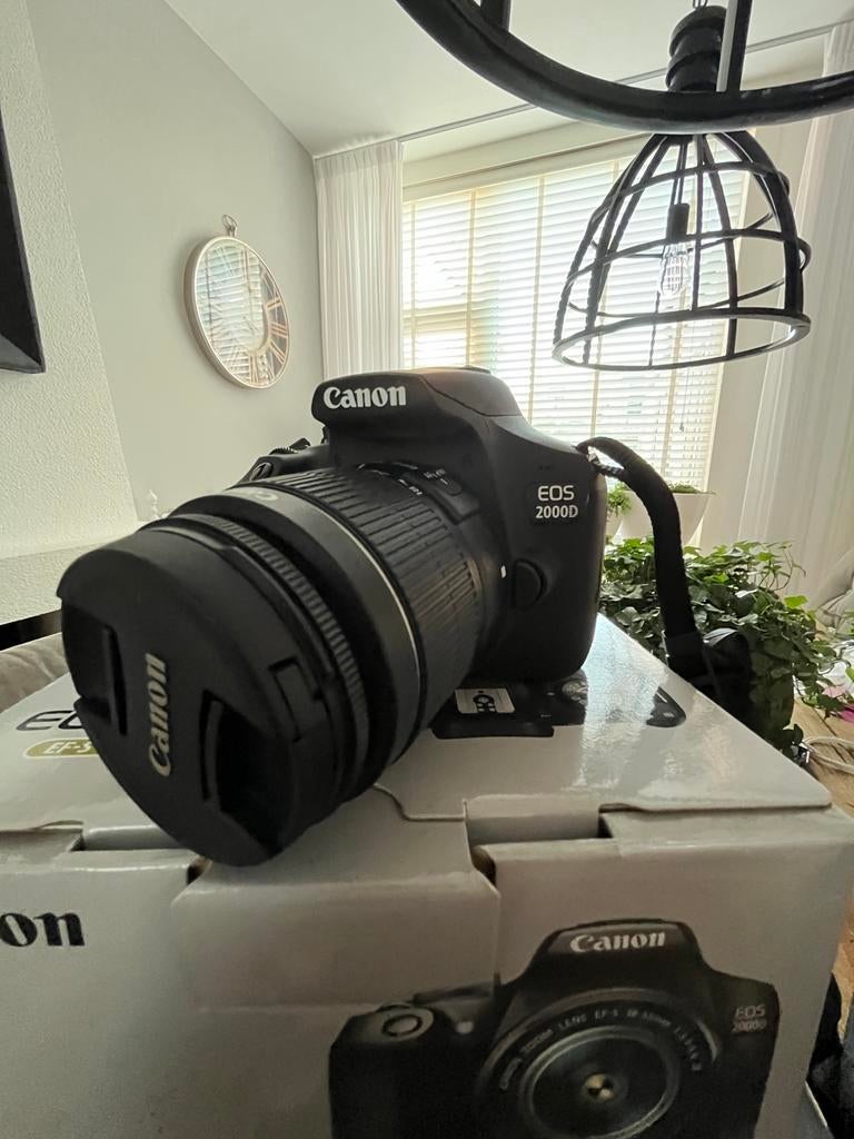 Te koop: Canon EOS2000D 18-55 mm incl. tas en 16 GB kaartje, Ophalen, Spiegelreflex, Canon, Zo goed als nieuw