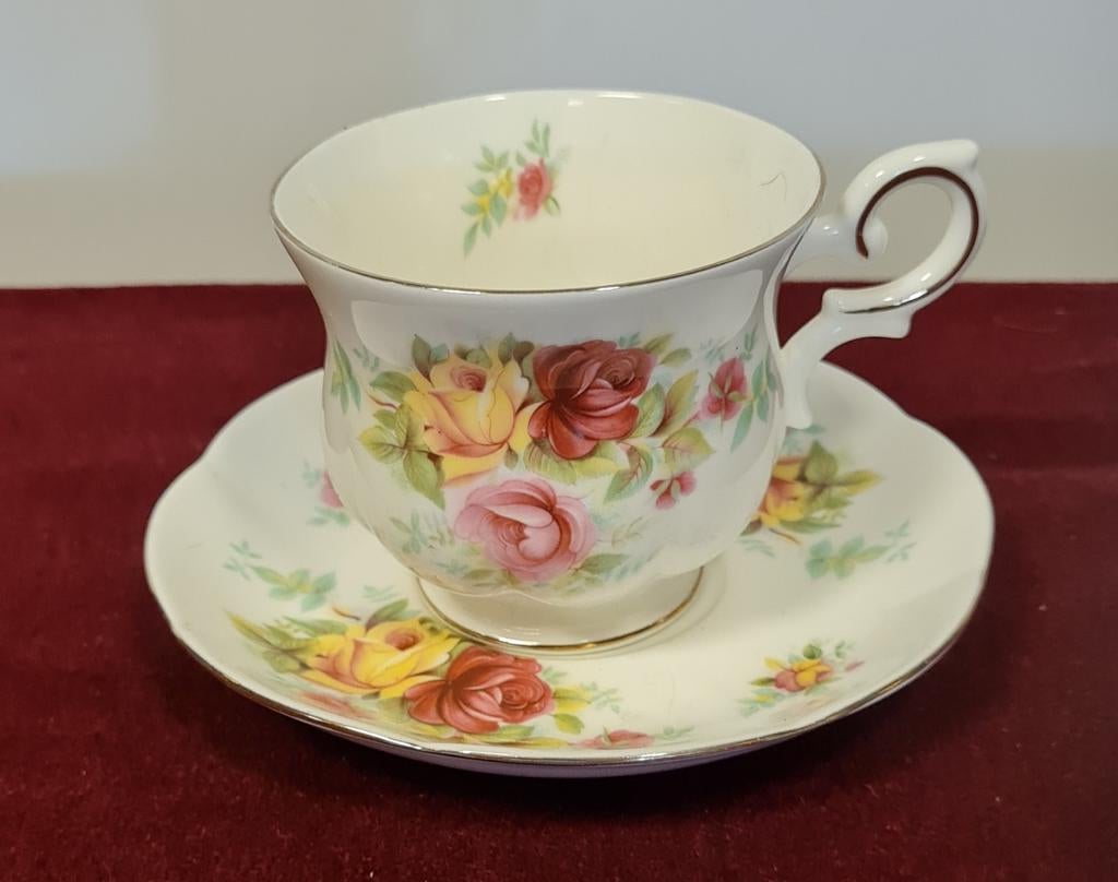 Royal Canterbury Madelaine Kop en Schotel, Gebruikt, Ophalen of Verzenden, Overige stijlen, Kop(pen) en/of Schotel(s)