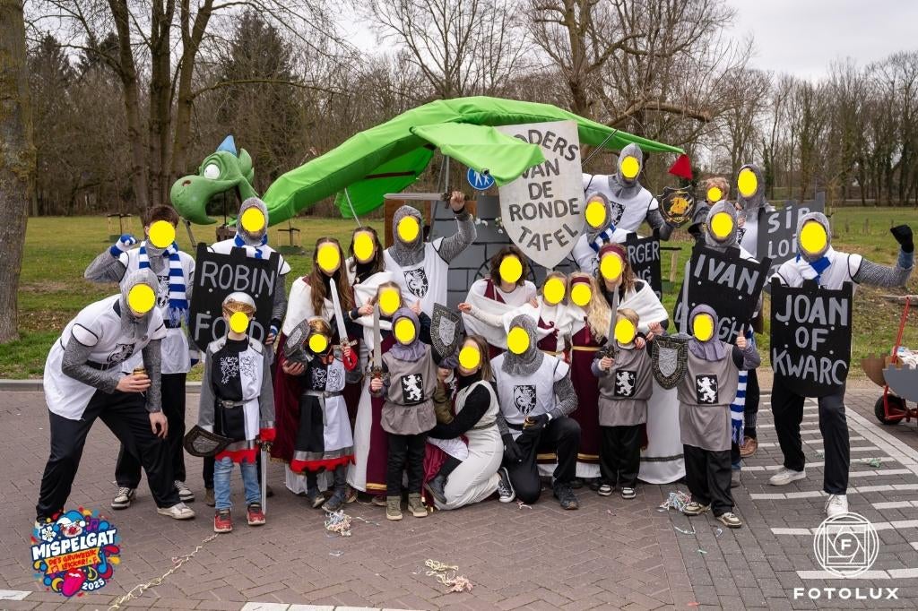 Grote loopgroep Carnaval - Ridder en Jonkvrouw (26 personen), Carnaval, Onbekend, Kleding, Gedragen