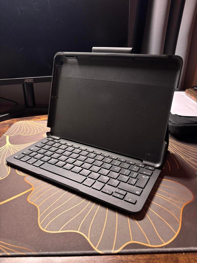 Logitech ipad keyboard, Ophalen of Verzenden, Zo goed als nieuw, 10 inch, Bescherming voor- en achterkant