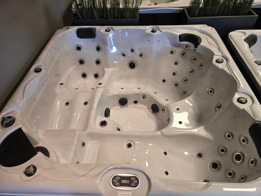 Balboa Ocean Spa Jacuzzi 215-2 van € 7.795 voor € 6.442, Ophalen, Nieuw, Trap, Vast