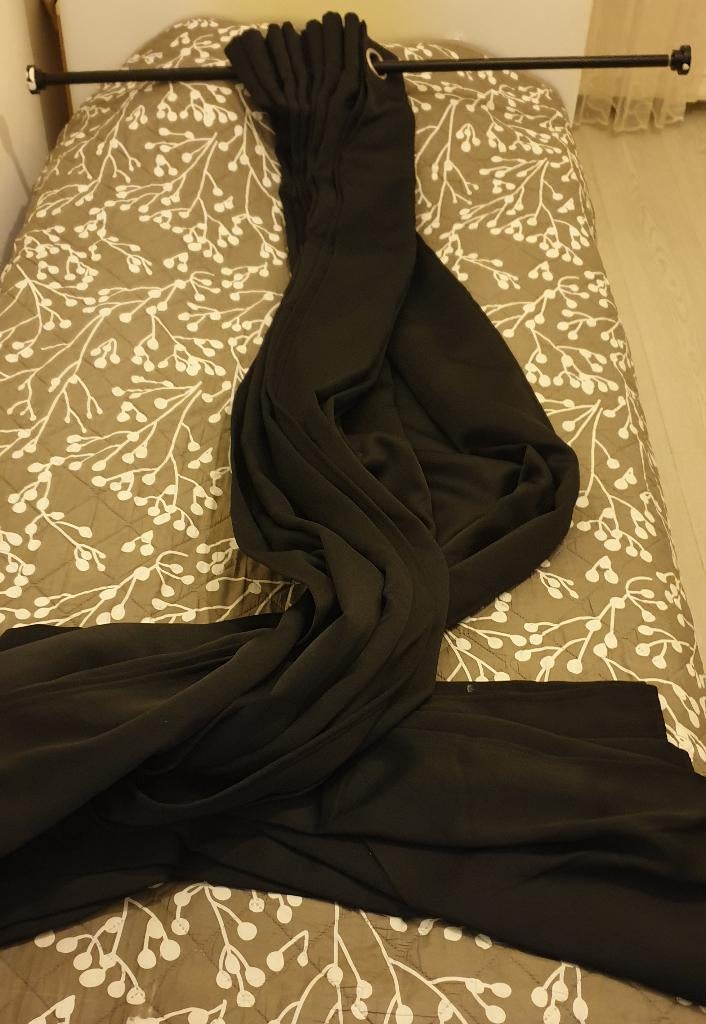 Gordijnroede en verduisterende zwarte gordijnen, Huis en Inrichting, Stoffering | Gordijnen en Lamellen, Zo goed als nieuw, 200 cm of meer