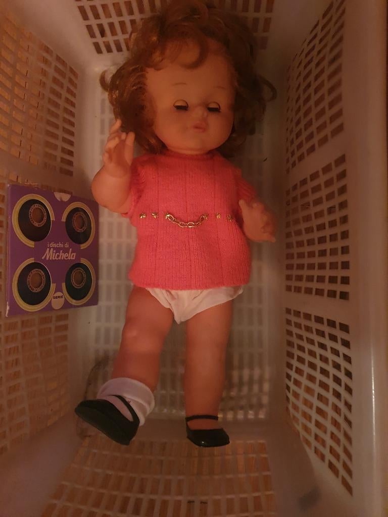 Vintage pop Michela sebino met plaatjes in haar rug, Ophalen