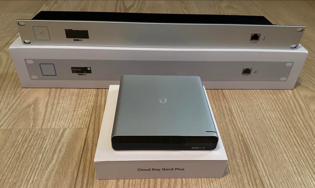 Ubiquiti Cloud Key Gen2 Plus + Rack Mounting Bracket, Ophalen of Verzenden, Zo goed als nieuw, Router
