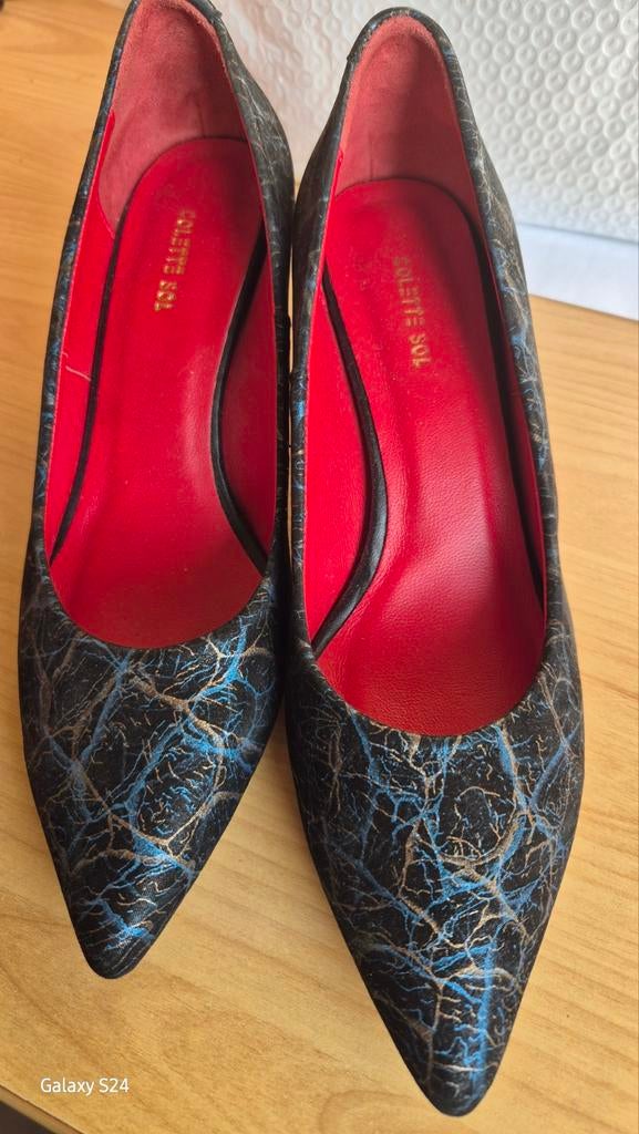 Nieuw maat 41 prijskaartje nog onder de pump. 1x gedragen., Ophalen of Verzenden, Nieuw, Zwart, Sneakers of Gympen