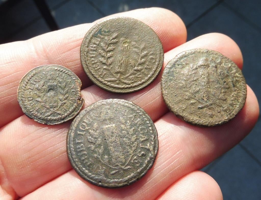 4 x Franse militaire uniformknopen Napoleon (ca. 1792-1793), Verzenden, Landmacht, Overige gebieden, Hulzen of Bodemvondsten