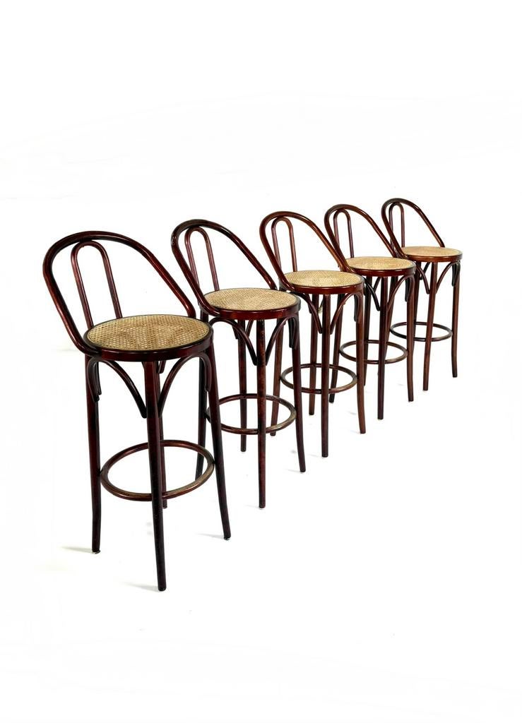Set van 5 vintage webbing barkrukken, stijl Thonet ‘60, Huis en Inrichting, Barkrukken, 5 krukken of meer, Met voetsteun, Hout