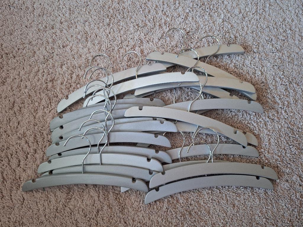 Houten kledinghanger baby zilver 30 stuks, Kleding | Dames, Kledinghangers, Ophalen, Zo goed als nieuw, Hout, Kinderen