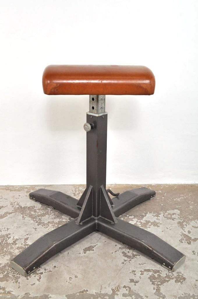 Vintage leren turnbok op metalen standaard PIECE OF ART