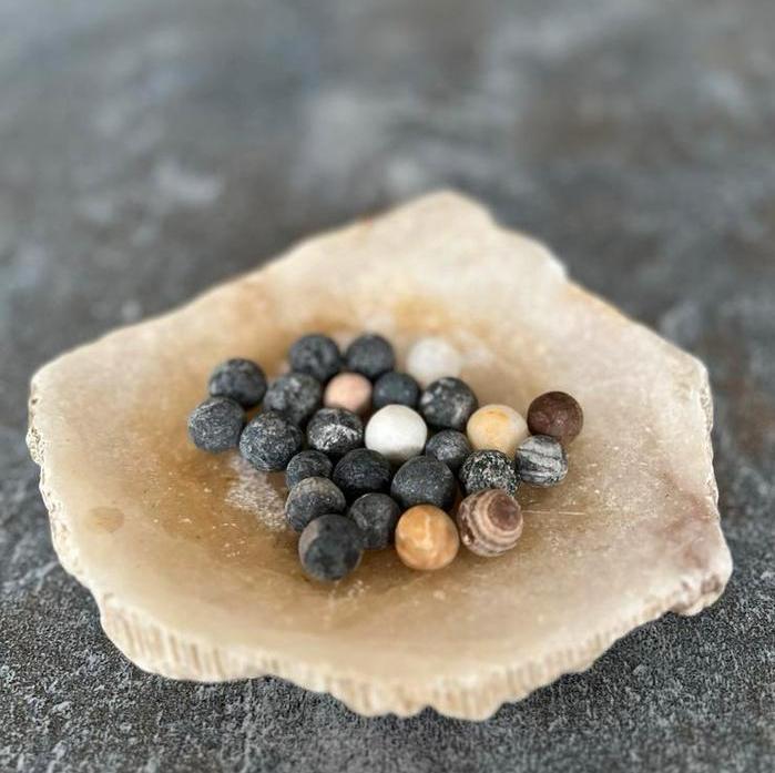 25 antieke knikkers van voor 1900 in marmeren schaal, Verzenden