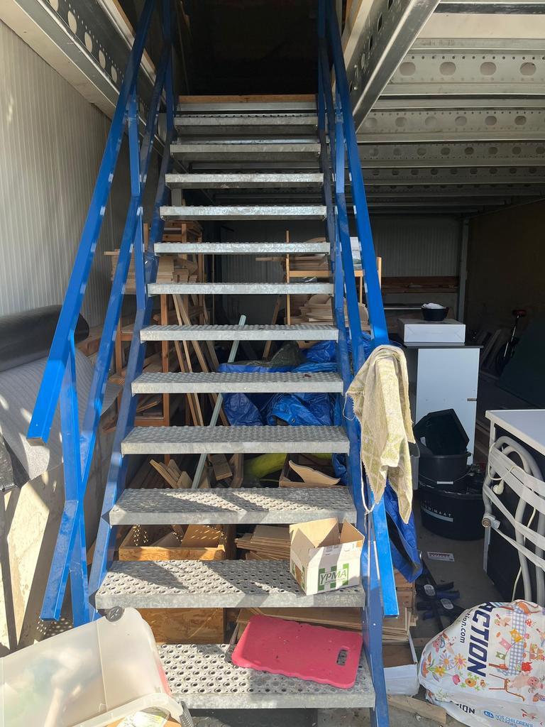 Verdiepingsvloer ruim 40m2 met trap, Ophalen, Zo goed als nieuw