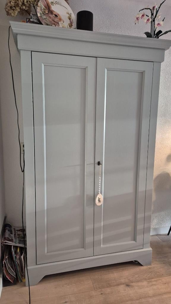 Isabel 2 deurs houten kast betongrijs uit Woood collectie, Ophalen, Met deur(en), 100 tot 150 cm, Zo goed als nieuw