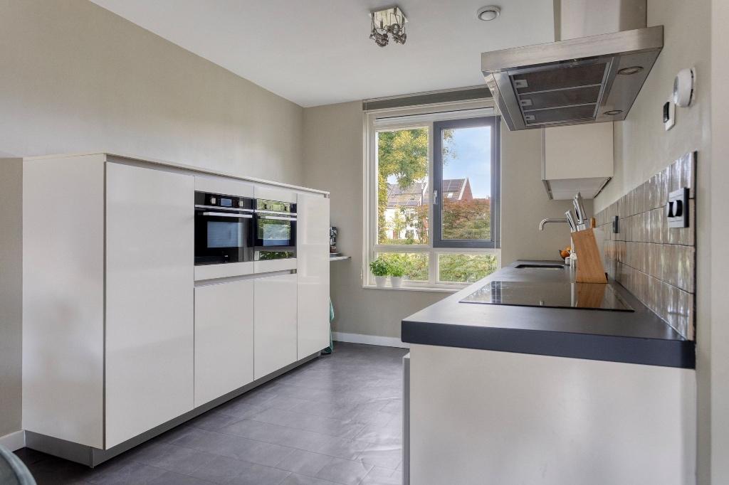 ✨Zijdeglans greeploos keuken met kastenwand✨