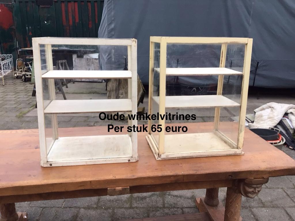 Oude houten winkel vitrine’s, Ophalen