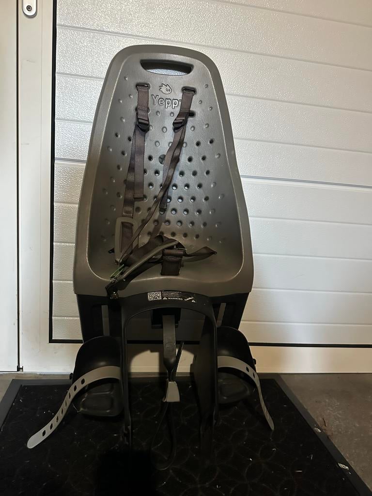 Thule Yepp Achterzitje, Fietsen en Brommers, Fietsaccessoires | Fietsstoeltjes, Ophalen of Verzenden, Gebruikt, Achterzitje, Voetsteuntjes