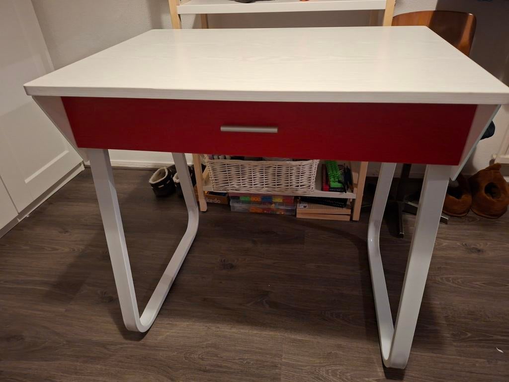Wit bureau met rode lade, Ophalen