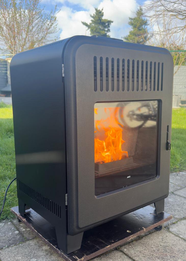 Pelletkachel MCZ Cute 8 kw met afstandsbediening Geluidsarm, Huis en Inrichting, Kachels, Ophalen of Verzenden, Zo goed als nieuw