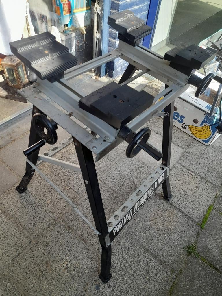 Zaagtafel op werkbank plus bankschroef, Doe-het-zelf en Verbouw, Werkbanken, Ophalen, Zo goed als nieuw