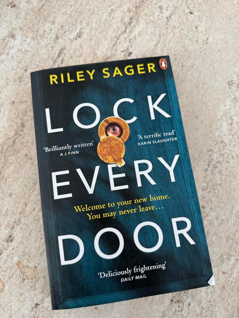 Lock Every Door - Riley Sager (Engelstalig), Boeken, Ophalen of Verzenden, Nieuw, Amerika