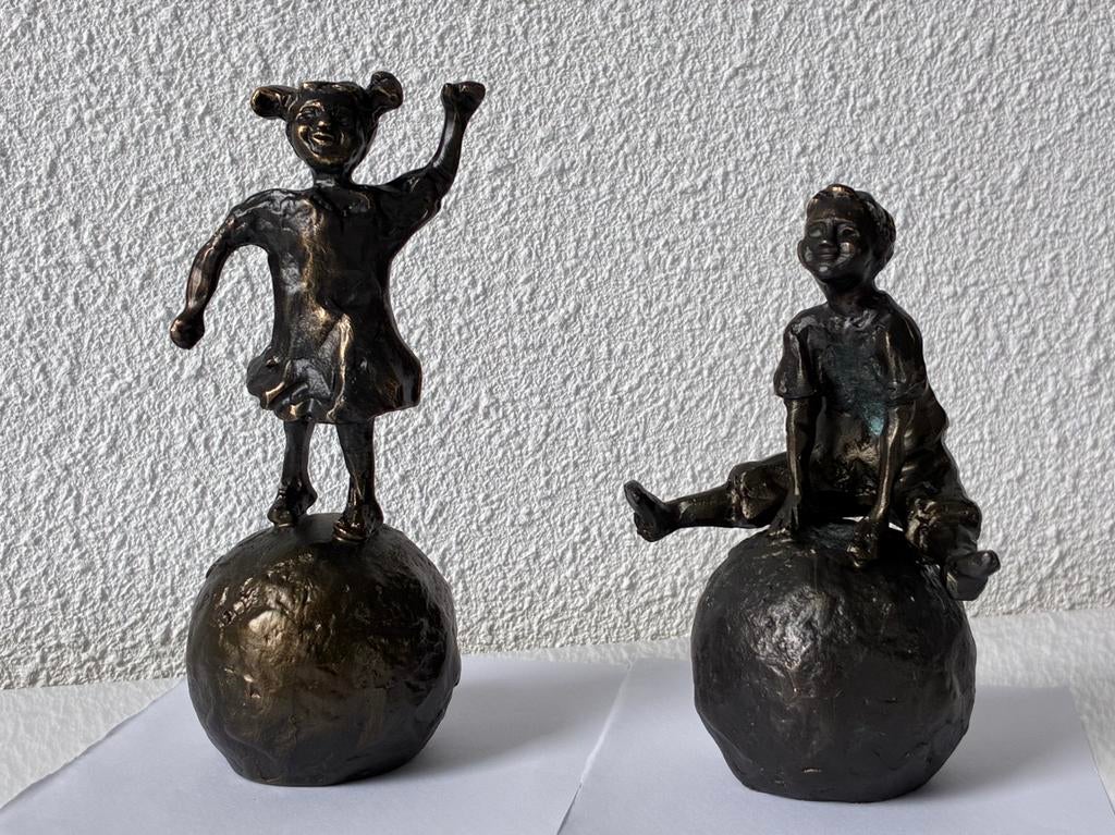 Astrid Veldhuyzen - Koppen spelende kinderen met Bal, Antiek en Kunst, Ophalen of Verzenden