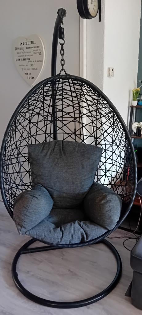 Comfortabele zwarte hangstoel met standaard, Ophalen, Gebruikt, Zwart, Modern, Hangstoel