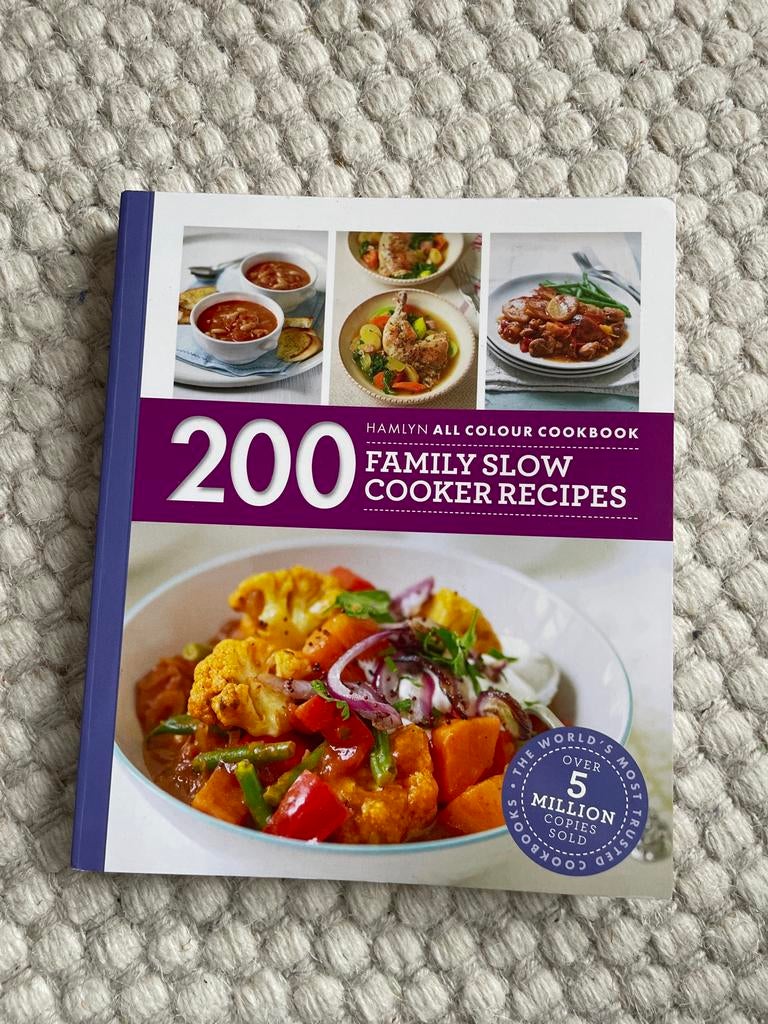 200 Family Slow Cooker Recepten - Hamlyn All Colour Kookboek, Hoofdgerechten, Ophalen of Verzenden, Zo goed als nieuw, Gezond koken