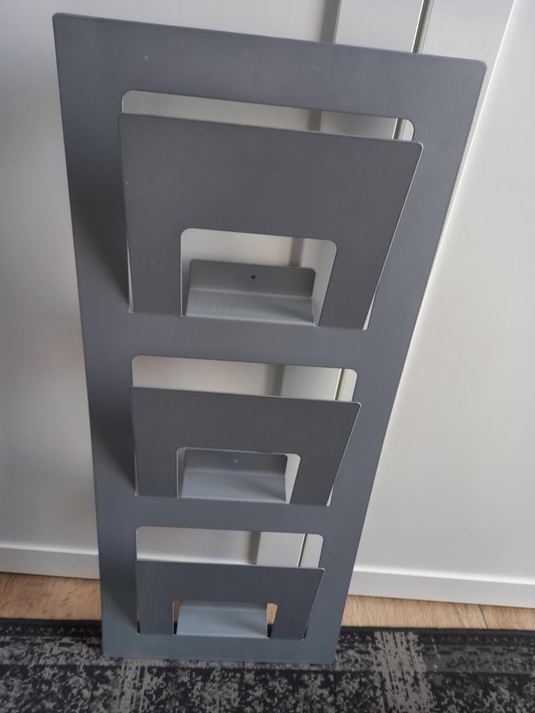 Ikea tijdschriften rek, Ophalen, Zo goed als nieuw