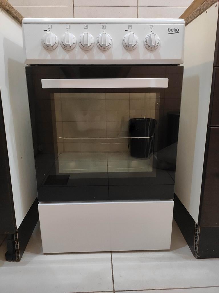 Beko CSS 48100 GW Keramische Kookplaat met Oven, Witgoed en Apparatuur, Fornuizen, Ophalen, Gebruikt, Keramisch, 3 kookzones of minder