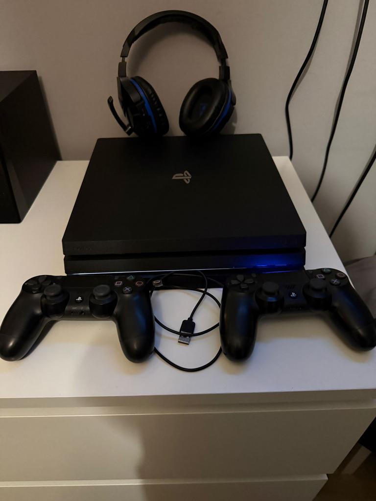 Ps4 pro versie 1TB, Spelcomputers en Games, Ophalen, Zo goed als nieuw, Met 2 controllers, Pro