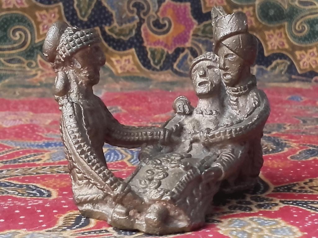 Zeldzaam antiek Oosters brons beeldje van een bevalling., Ophalen of Verzenden