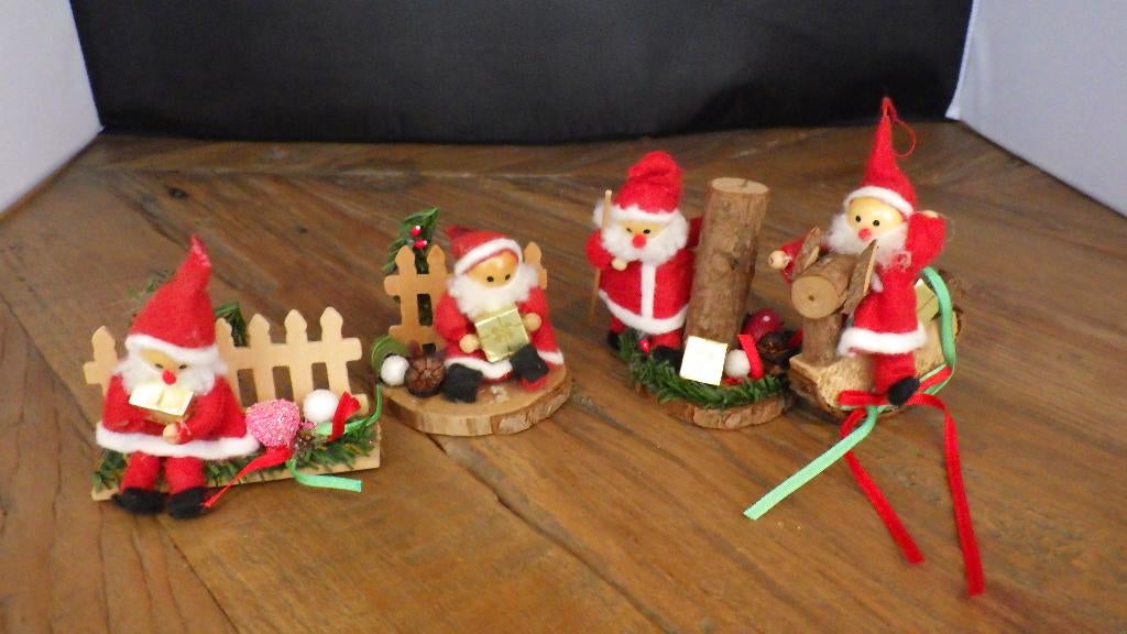 mooie kerstmannen op bank, paard, bij paaltje en lezend, Ophalen of Verzenden, Gebruikt