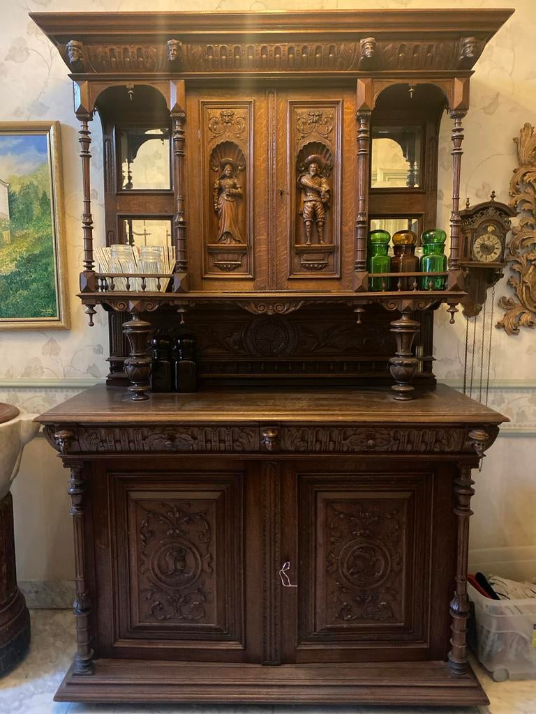 Prachtige Mechelse kast met gedetailleerd houtsnijwerk, Ophalen