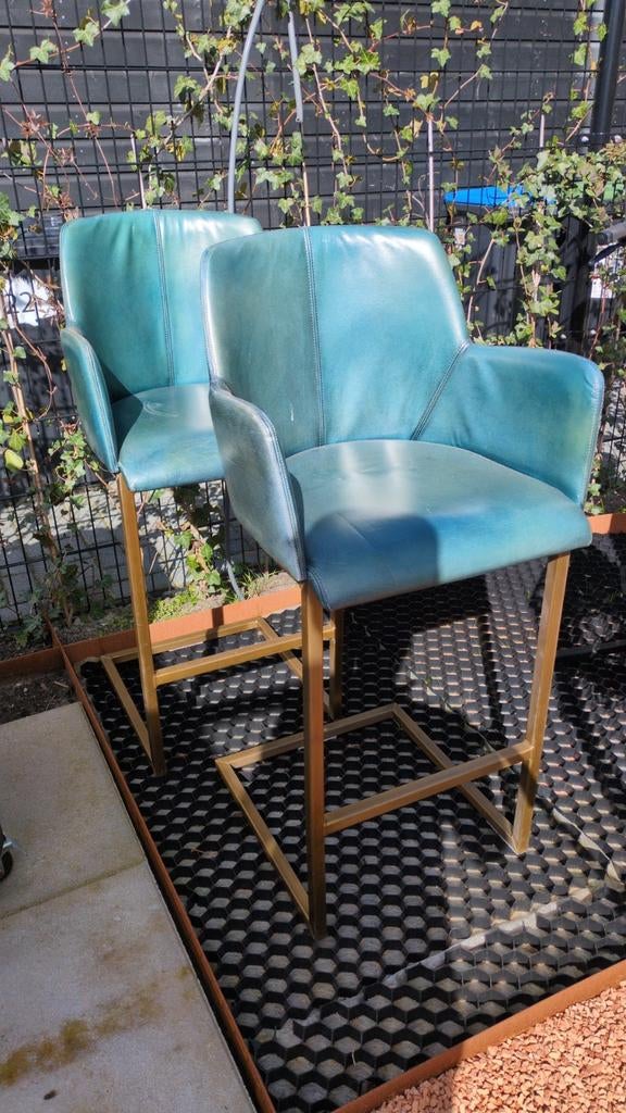 Twee groene leren barkrukken met bronzen onderstel, Ophalen