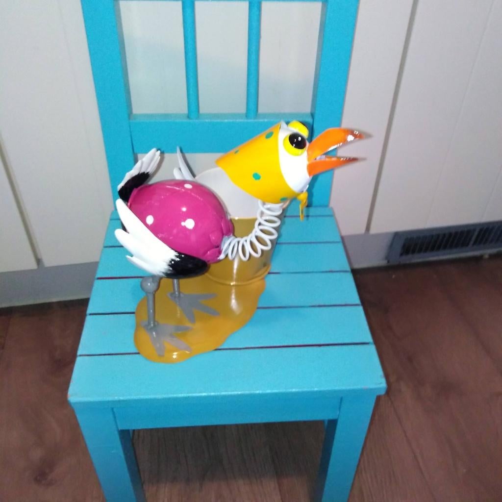 Metalen mevrouw kip met plantenbakje, Ophalen of Verzenden, Zo goed als nieuw, Balkon, Metaal