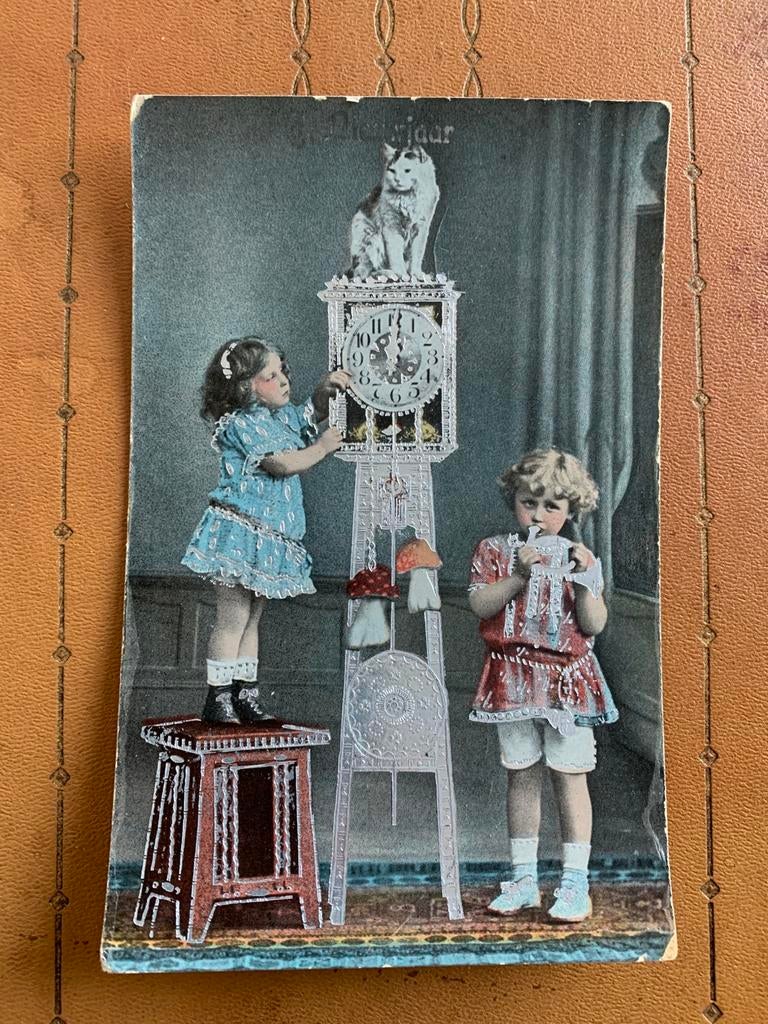 Nieuwjaar - meisjes met klok, kat, paddenstoelen, Ophalen of Verzenden, Voor 1920, Gelopen, Feest(dag)