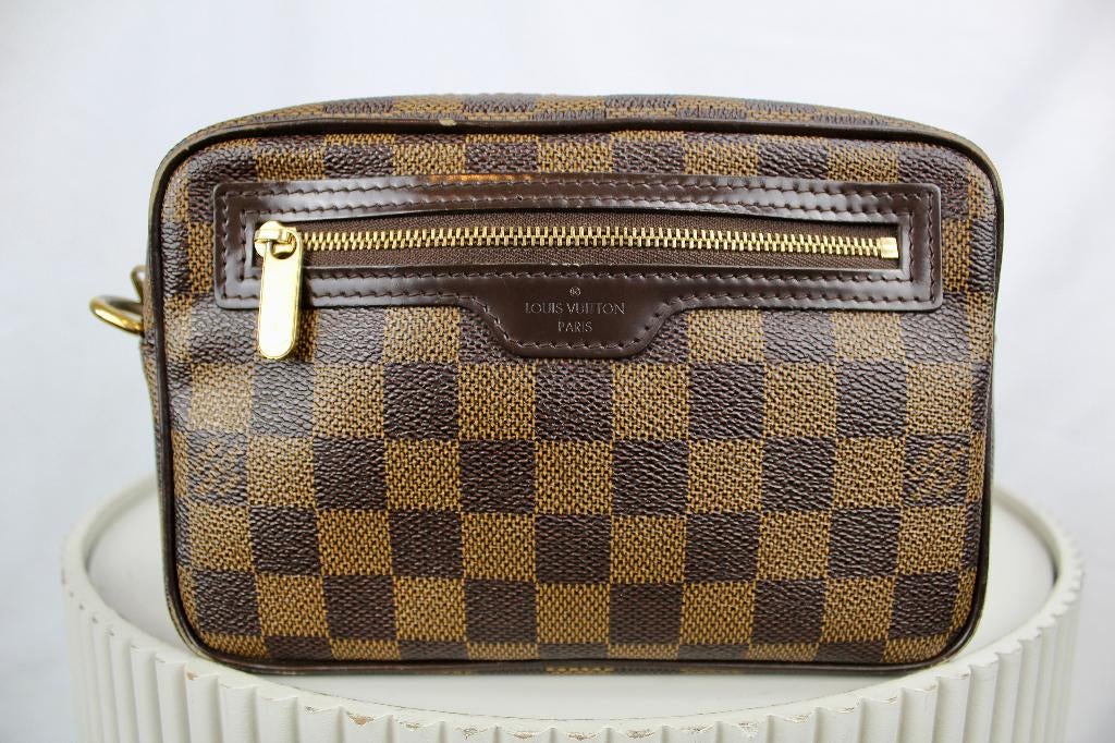 Louis Vuitton Damier Pochette Macau - 1023, Sieraden, Tassen en Uiterlijk, Tassen | Damestassen, Gebruikt, Bruin, Overige typen