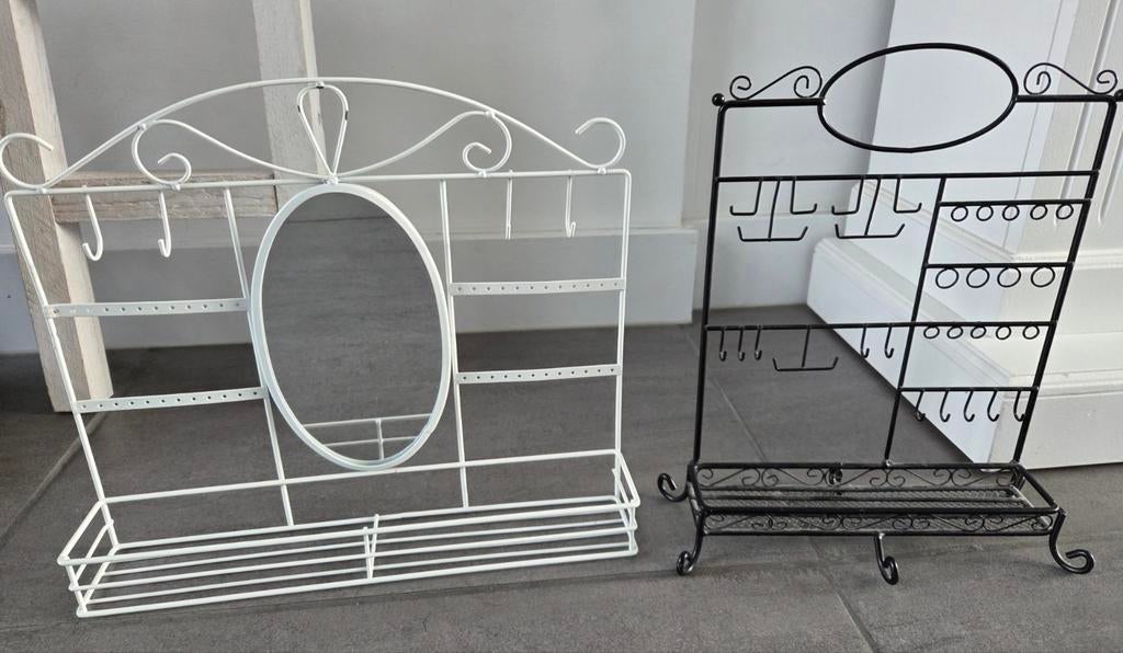 Sieradenrekje 2x Wit en Zwart, Sieraden, Tassen en Uiterlijk, Overige Accessoires, Ophalen of Verzenden