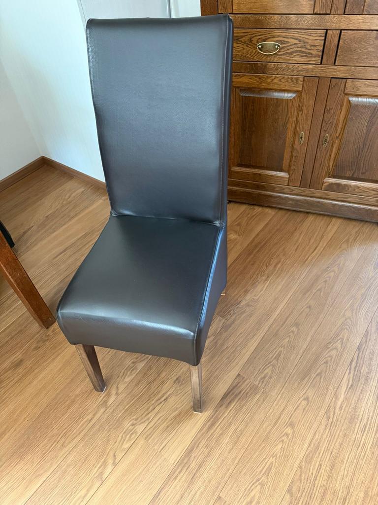 Moderne donkerbruine eetkamerstoel, Huis en Inrichting, Stoelen, Kunststof, Bruin, Ophalen of Verzenden, Zo goed als nieuw