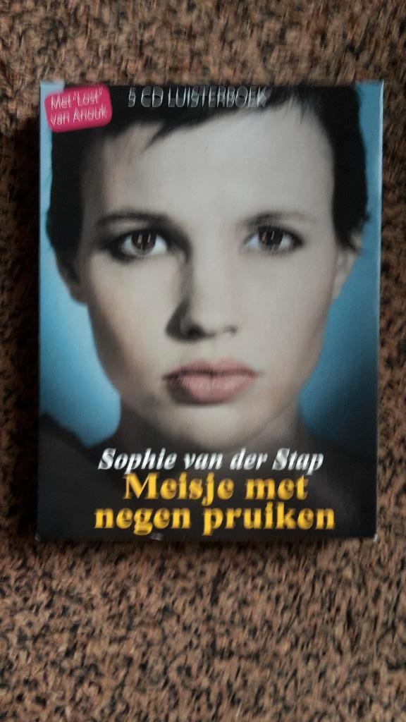 Luisterboek Sophie van der Stap - Meisje met negen pruiken, Boeken, Luisterboeken, Ophalen of Verzenden, Cd, Volwassene