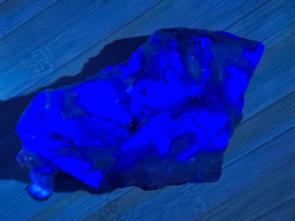 Groot handstuk met fluoriet xx in matrix. Blauw onder UV !!, Verzamelen, Mineralen en Fossielen, Ophalen of Verzenden