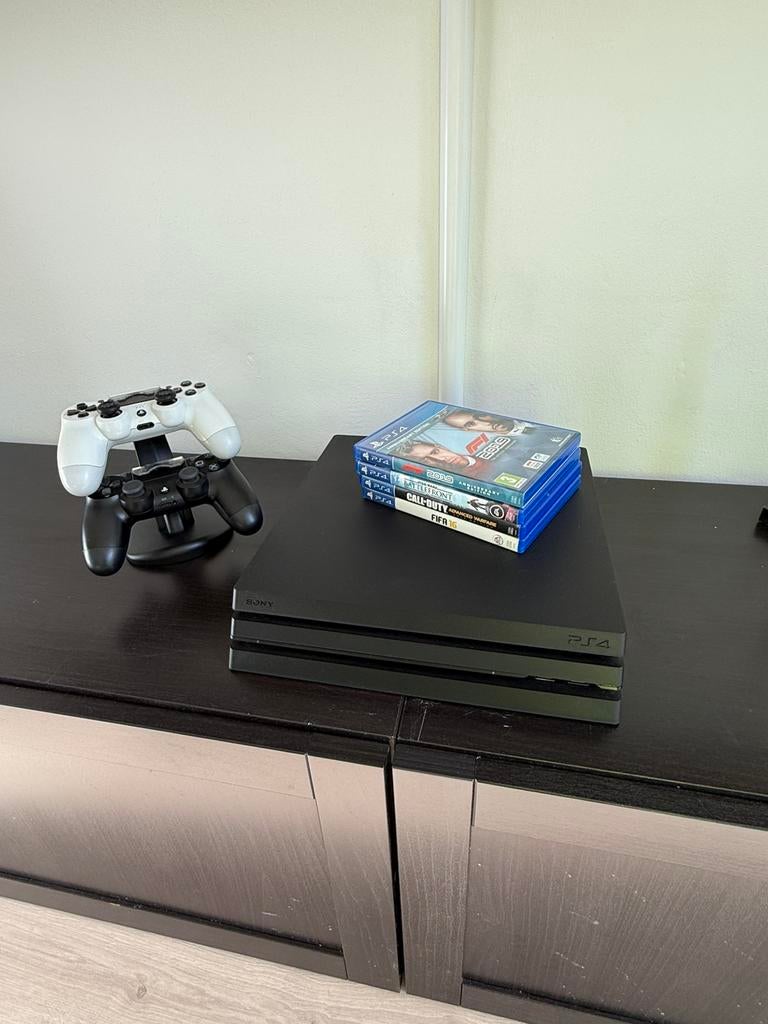 PlayStation 4 Pro & Controllers, Spelcomputers en Games, Spelcomputers | Sony PlayStation 4, Ophalen, Met games, Met 2 controllers