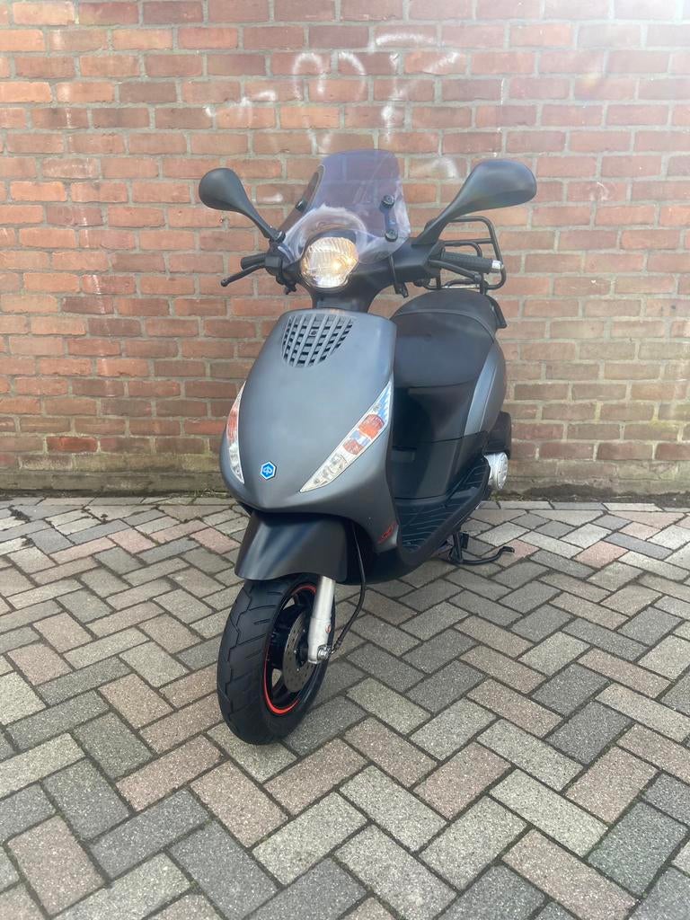 Piaggio Zip 4T 50cc injectie I-Get 2021 brom 4.131 km, Fietsen en Brommers, Scooters | Piaggio, Maximaal 45 km/u, Zip, Nieuw, Ophalen of Verzenden