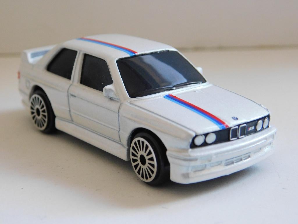 BMW M3 1988 sport E30 Maisto Metalic wit schaalmodel 1:64, Ophalen of Verzenden, Nieuw, Auto, Overige merken